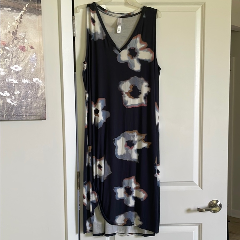 Marla Wynne Black and White Sleeveless V-Neck dress